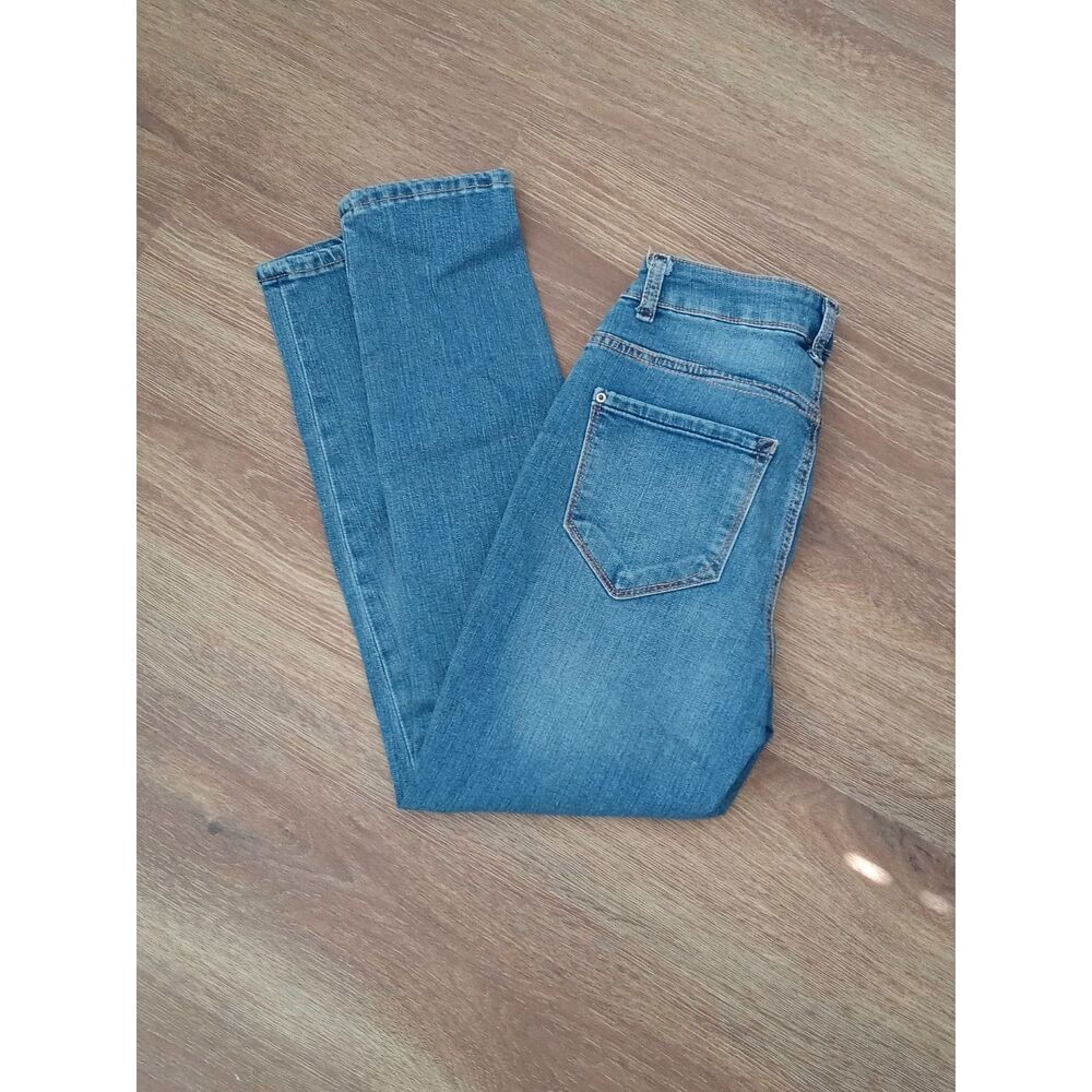 Kensie Jeans Women's 2/26 Mid Rise Cropped Medium Wash